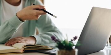 Desenvolvendo Competências Digitais: A Importância da Informática na Formação de Professores do Ensino Fundamental