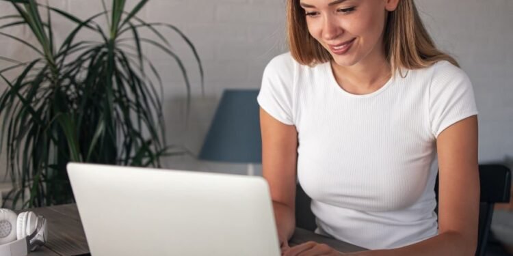 Desenvolvendo Habilidades Digitais: A Importância da Informática para Diretores Escolares no Século XXI