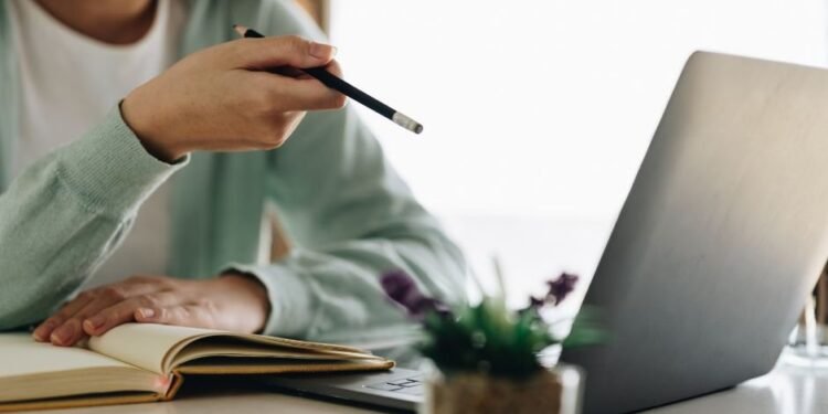 A Importância da Informática na Formação do Técnico em Análises Clínicas: Ferramentas Essenciais para a Prática Profissional